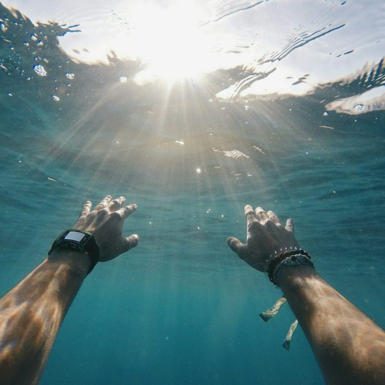 Photo de l’immersion, élément pour apprendre à nager et l'aisance aquatique