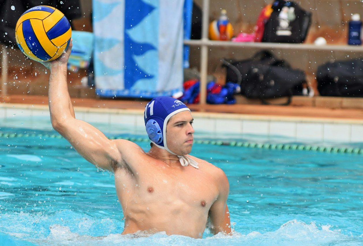 Illustration du rétropédalage et des virages en natation, techniques spécifiques du nageur.