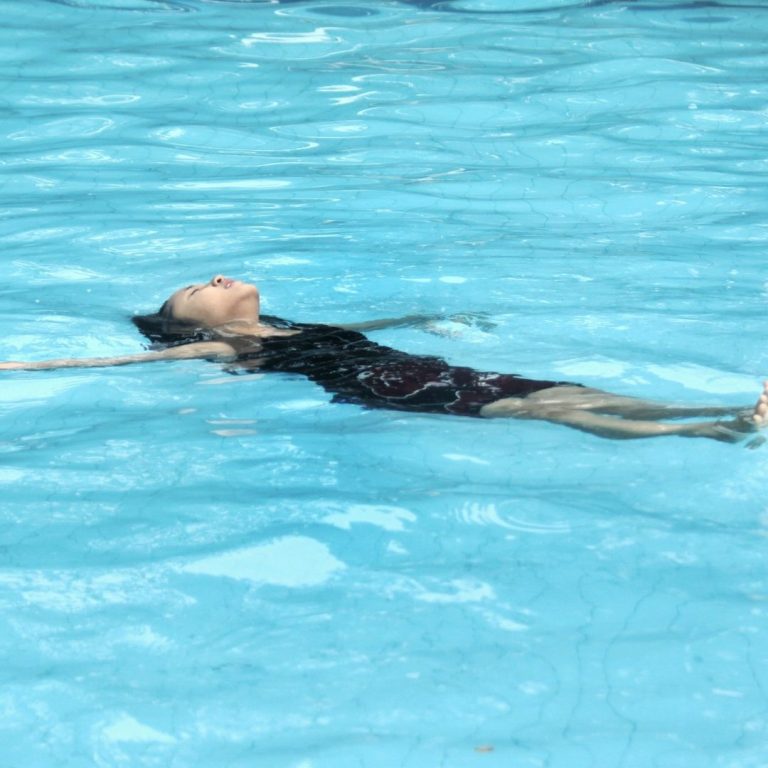 Photo pour l'apprentissage à nager ou comment se laisser flotter dans l'eau par l’équilibre, piliers de l’aisance aquatique en natation