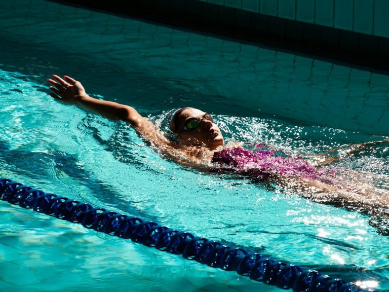 Illustration de comment apprendre à nager le dos crawlé en natation ou se perfectionner en dos crawlé