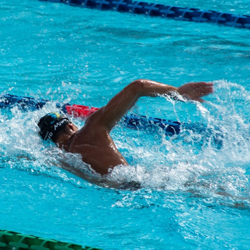 Illustration de la nage en crawl, continuer à apprendre à nager, se perfectionner et progresser en natation