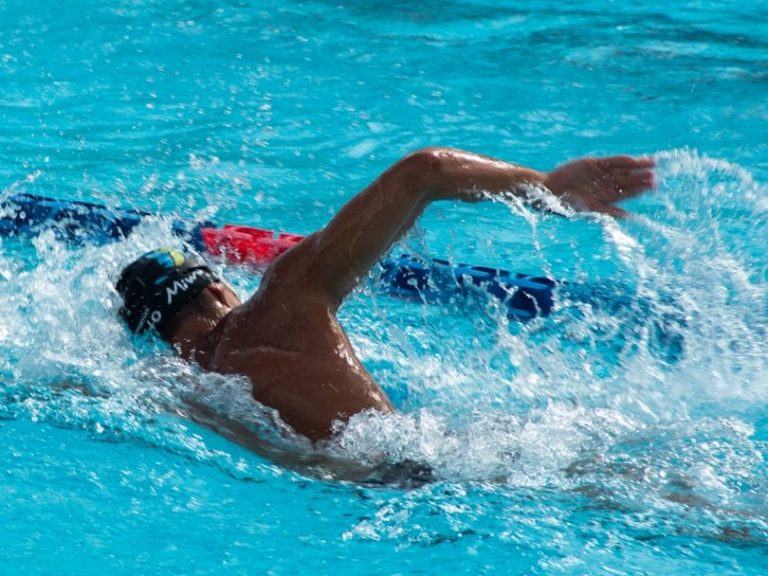 Illustration de comment apprendre à nager le crawl et à se perfectionner et progresser en crawl